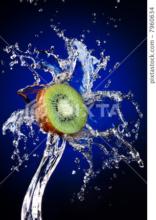 Kiwi in water splash Kiwi in water splash 7960634