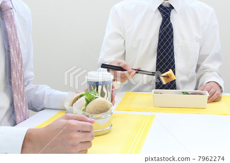 Businessman eating lunch 7962274