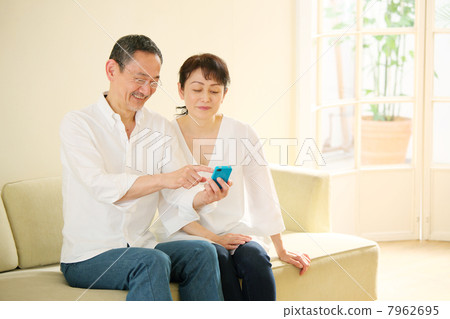 使用智能手機的資深夫婦 使用智能手機的資深夫婦 7962695