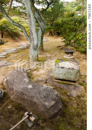 Katsura Rikyu坐在凳子外面，雙盆帶手盆和一個燈籠 7963160