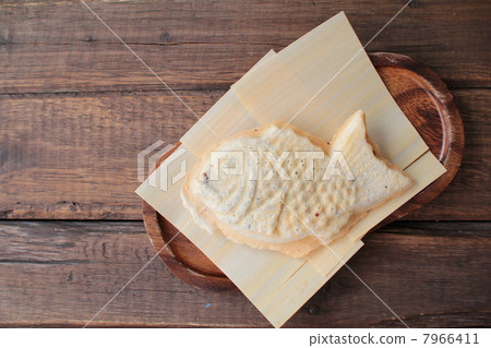 薄皮鯛魚燒，內含豆餡，放在木盤上 7966411