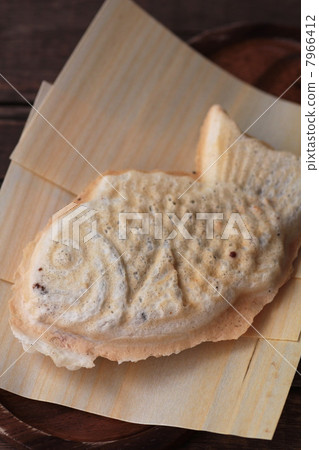 薄皮鯛魚燒，內含豆餡，放在木盤上 7966412