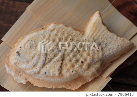 薄皮鯛魚燒，內含豆餡，放在木盤上 7966413
