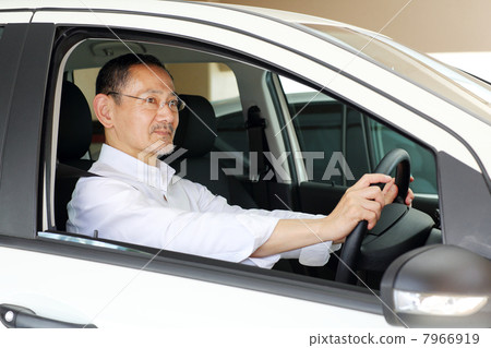 Senior men driving a car 7966919