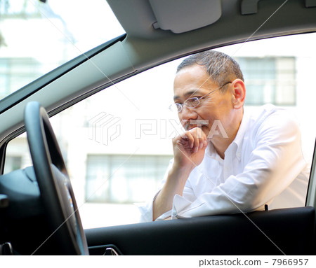 Senior men troubled in front of the car 7966957