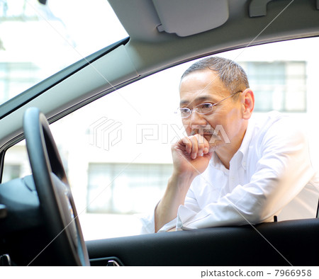 Senior men troubled in front of the car 7966958