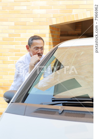Senior men troubled in front of the car 7966962