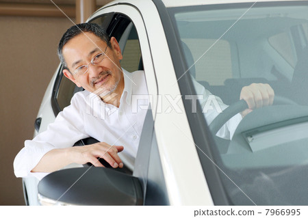 Senior men riding a car 7966995