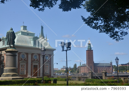 The building of the noble family of the Netherlands-Baroque style built in 1668, right is the city hall The building of the noble family of the Netherlands-Baroque style built in 1668, right is the city hall 7969393