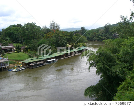 Waterfront restaurant 7969977