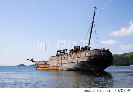 Ruined ship 7970899