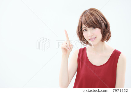 A woman introducing ○○ 7971552