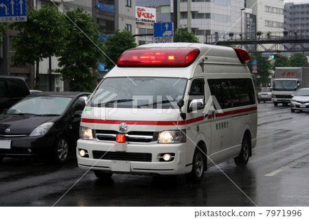救護車在雨中奔跑 7971996