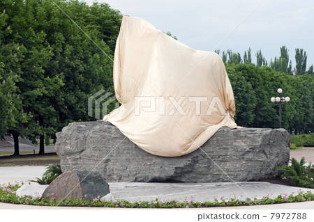 Covered monument 7972788