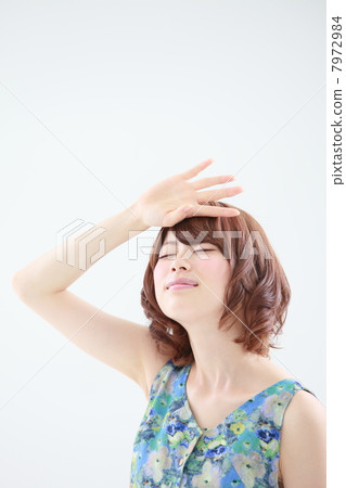 Girl shielding the sun Girl shielding the sun 7972984