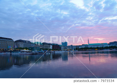 德國老鎮和漢堡湖日落的 7973534