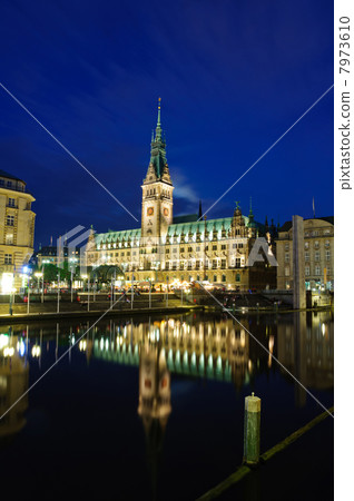 漢堡市政廳夜視圖在德國 漢堡市政廳夜視圖在德國 7973610
