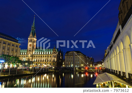 漢堡市政廳夜視圖在德國 漢堡市政廳夜視圖在德國 7973612