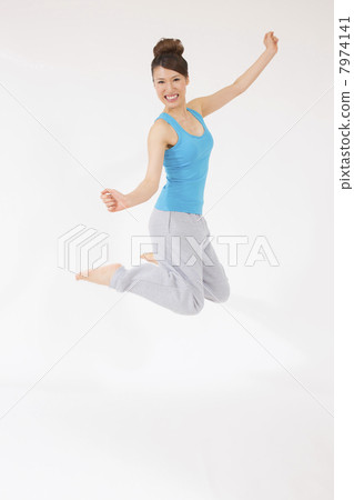 Young lady to jump at fitness 7974141