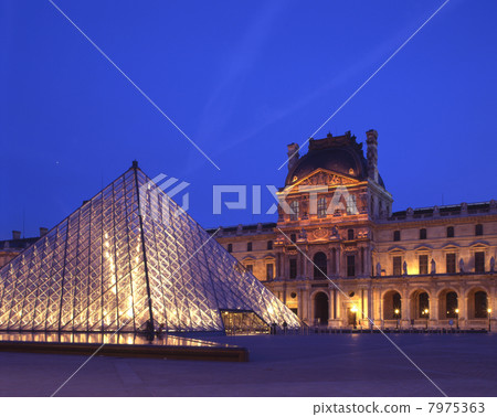 盧浮宮在晚上 7975363