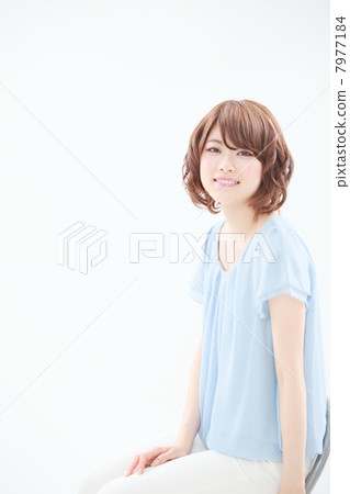 坐在椅子上的女人 7977184