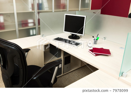 computer on a desk 7978099