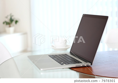 Living computer Living computer 7978301