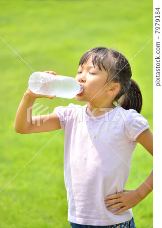 Girl drinking water at lawn plaza 7979184