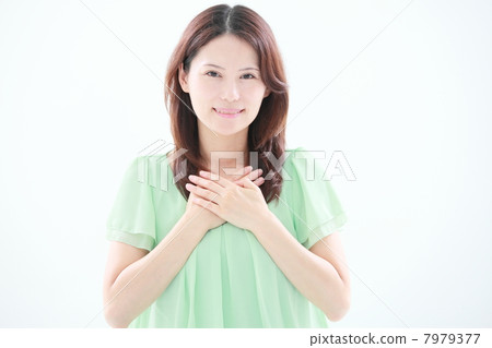 中間女性祈禱 7979377
