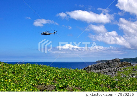 美國軍用直升機突然出現在沖繩海角Hedo 7980236
