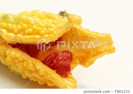 Mature berry fruit 7981231