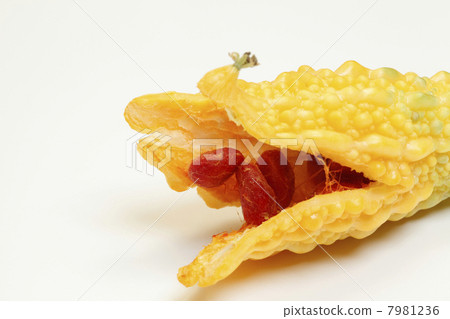 Mature berry fruit 7981236