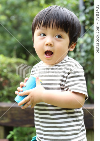 An infant 7981435