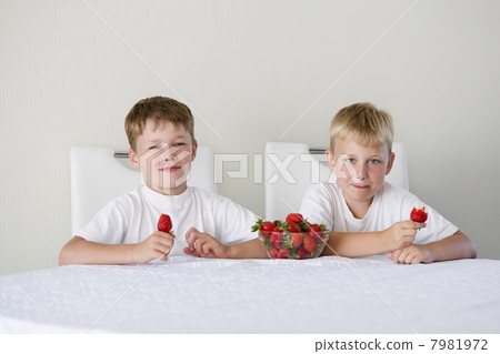 boy with strawberries 7981972