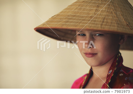 boy with asian straw haat 7981973