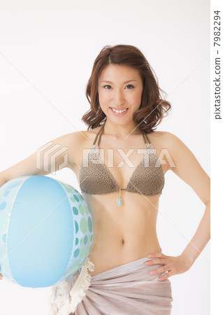 有海灘球的泳裝夫人 7982294