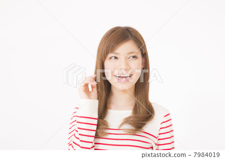 一個年輕的女人帶著微笑 一個年輕的女人帶著微笑 7984019