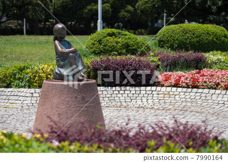 The statues of a girl who wore red shoes The statues of a girl who wore red shoes 7990164