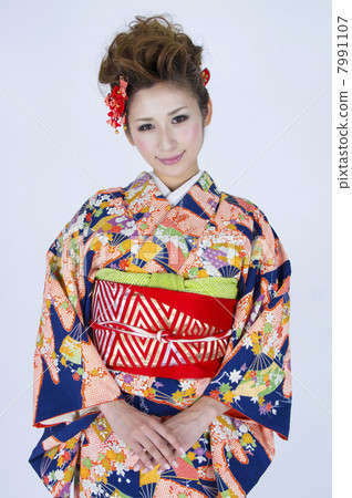 來和服的一個美麗的女人 7991107