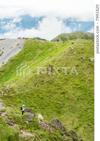 享受射擊的登山人在日光Shirane火山山頂 享受射擊的登山人在日光Shirane火山山頂 7991820