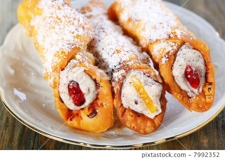 Rolls with ricotta cream. 7992352