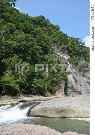 Fubuzuki waterfall 7992643