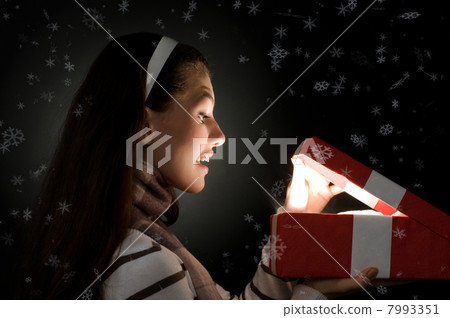 x-mass magic present 7993351