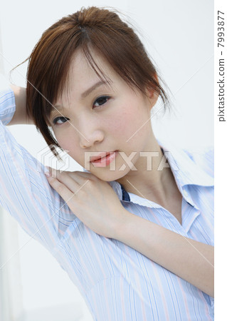 Girl looking at camera with a relax gesture 7993877