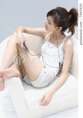 Portrait of a young woman 7993929
