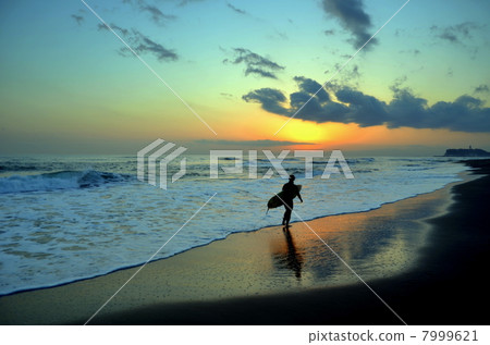 Sea and surfers 7999621