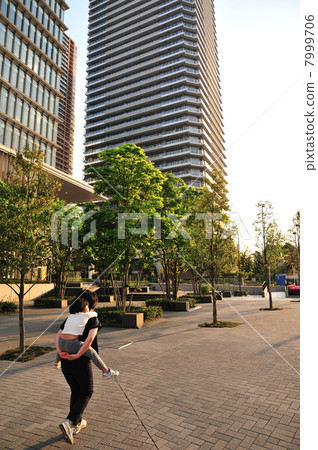 Piggyback ride 7999706