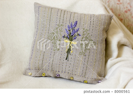 Provence style embroidery pillow with lavender illustration 8000561