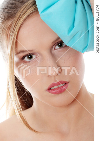 Woman with ice bag 8013774