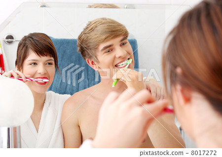 Young couple cleaning teeth. 8017272
